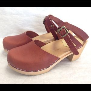 US size 7 copper textured dalanna clogs